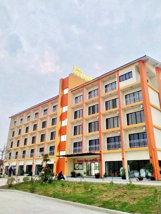 โรงแรมนิยม เอสทีเอ็น 2 - Niyom Stn 2 Hotel Ban Phue 外观 照片